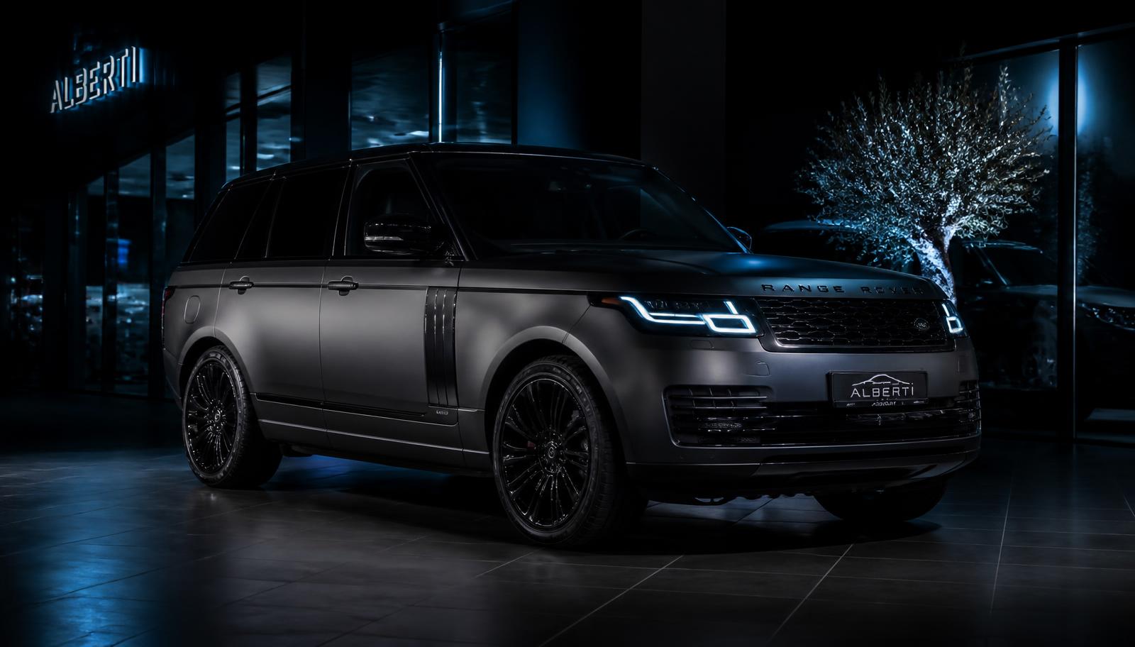 SUV de luxo em showroom escuro da FL Motors